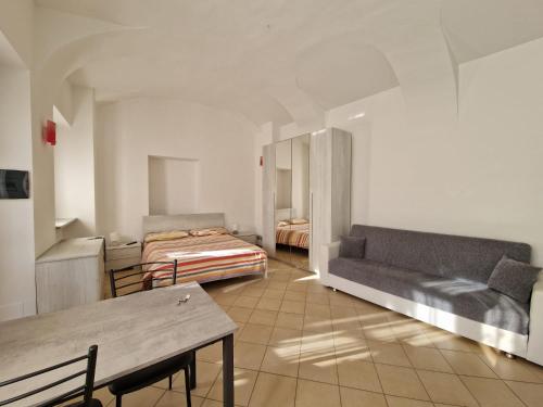 奇列的住宿－Il Fiocco Dla Duja di Ciriè，客厅配有沙发和1张床