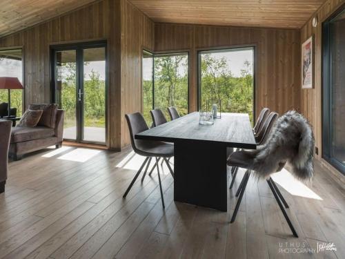 um pássaro sentado numa mesa numa sala de estar em Nydelig og Moderne hytte på Kikut Geilo - 6 senger, 4 soverom og jacuzzi em Geilo