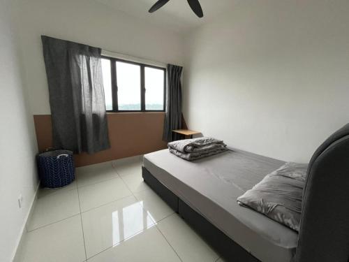 蕉赖Traders Garden , cheras Trader square 3 bedroom Balakong serdang的一间卧室配有一张带吊扇的床