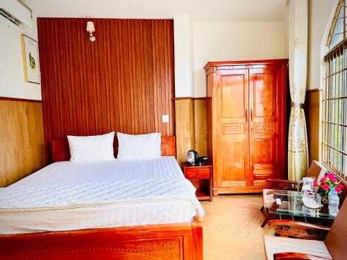Postel nebo postele na pokoji v ubytování Nhu Y Hotel