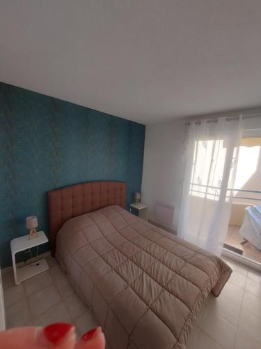 une chambre avec un grand lit et une fenêtre dans l'établissement Appartement Antibes juan les pins piscine et mer a 200m, à Antibes