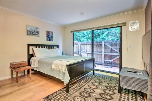 1 dormitorio con cama y ventana grande en Santa Monica Townhome - Close to Beach!, en Los Ángeles
