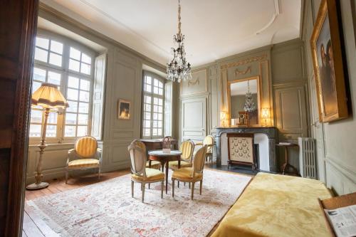 Ruang duduk di L'Hotel de Panette, Un exceptionnel château en coeur de ville
