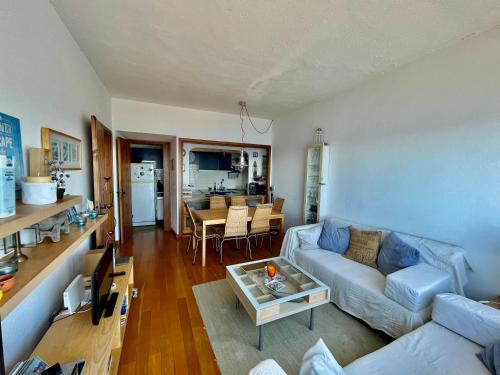 un soggiorno con divano e tavolo di Apartamento con playa y vistas en la Costa Brava a Begur