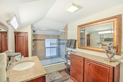 y baño con lavabo y ducha. en Downtown Home with Free Parking, Less Than 1 Mi to Beach! en Long Beach