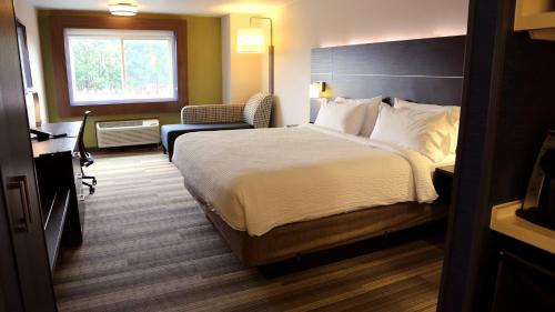 Holiday Inn Express Newberg - Wine Country by IHGにあるベッド