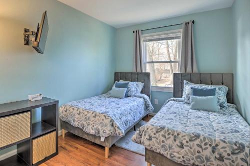 sypialnia z 2 łóżkami i oknem w obiekcie Baltimore Area Vacation Rental with Deck! w mieście Glen Burnie