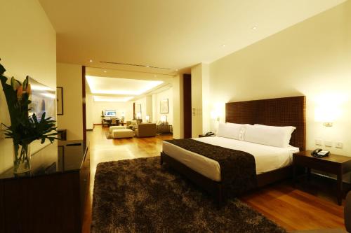 Телевизор и/или развлекательный центр в City Garden Grand Hotel