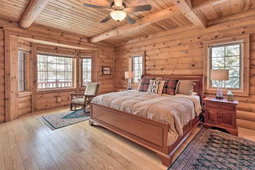 Ліжко або ліжка в номері Spacious House with Boat Dock on Red Cedar Lake