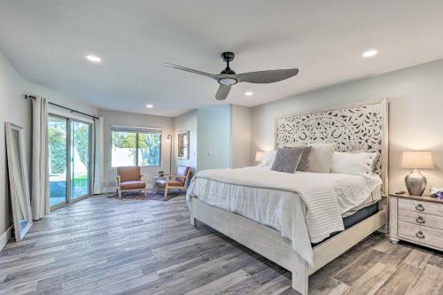 um quarto com uma cama e uma ventoinha de tecto em Dog-Friendly Scottsdale Retreat with Private Pool! em Scottsdale