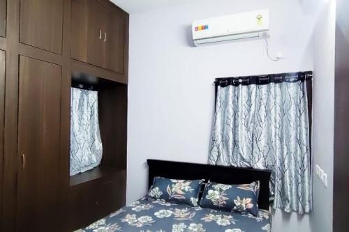 Ένα ή περισσότερα κρεβάτια σε δωμάτιο στο 2 BHK Home in KPHB in Peaceful Location