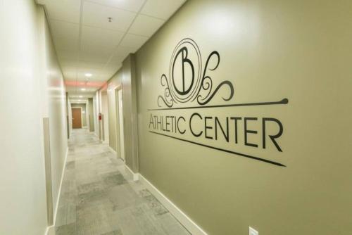 Ein Zertifikat, Auszeichnung, Logo oder anderes Dokument, das in der Unterkunft Modern Condos - Near main NOLA attractions ausgestellt ist