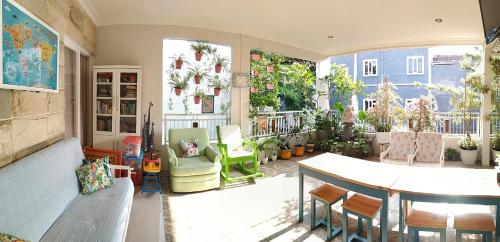 een woonkamer met een tafel en stoelen bij INNI Homestay in Malang