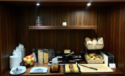 una cocina con una mesa con comida. en Hotel DeSilva Premium Opole, en Opole