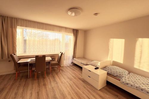 Habitación pequeña con mesa de comedor y dormitorio. en Cozy apartment with balcony en Leverkusen
