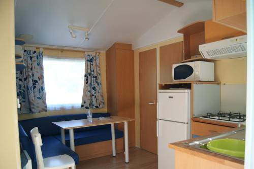 Η κουζίνα ή μικρή κουζίνα στο Camping le Chambron