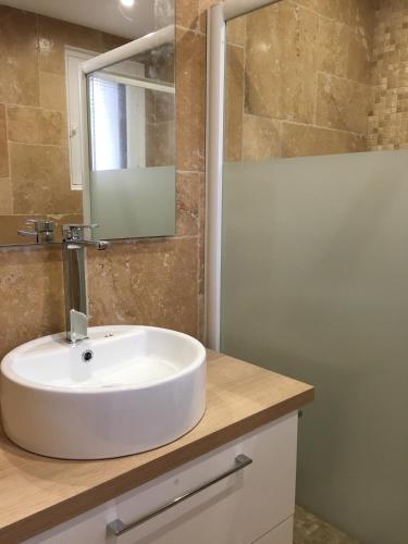 une salle de bain avec un lavabo blanc et une douche dans l'établissement independent house of 30m2 near creeks, à La Ciotat