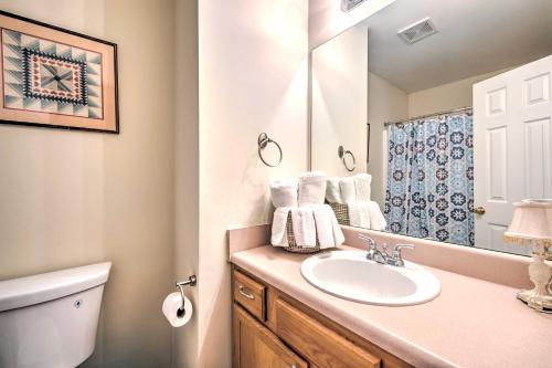 een badkamer met een wastafel en een spiegel bij Georgia Retreat with Furnished Deck and Grill! in Austell