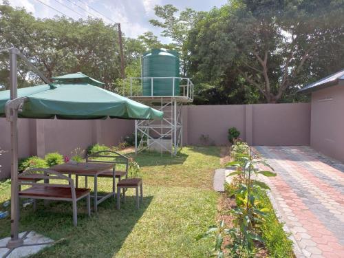Jardín al aire libre en Kasuda - self contained room in Livingstone