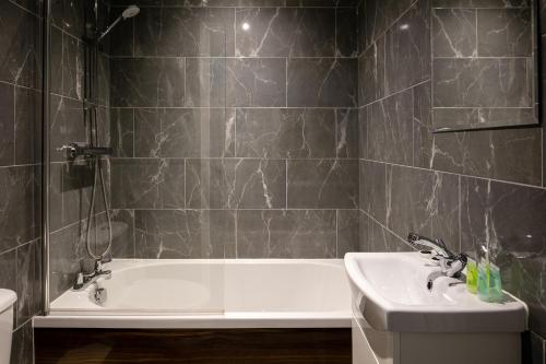 Un baño de Charles Hope Swindon