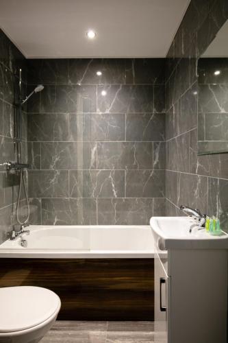 Un baño de Charles Hope Swindon