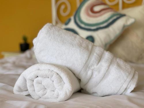 rolka białych ręczników na łóżku w obiekcie Zaatar House w mieście Bethlehem