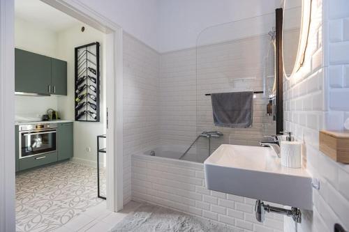y baño con lavabo y bañera. en Luxus Apartment Vienna Hills FREE PARKING, en Viena