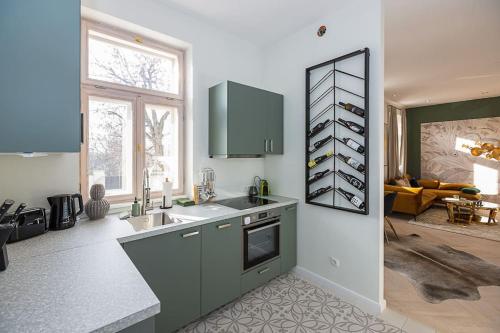 cocina con fregadero y encimera en Luxus Apartment Vienna Hills FREE PARKING, en Viena