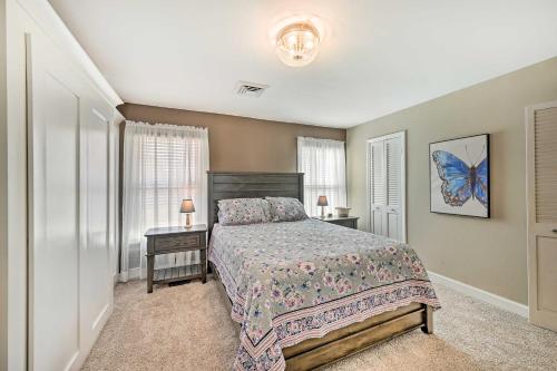 1 dormitorio con 1 cama y mesita de noche con 2 lámparas en High Point Vacation Rental Near University!, en High Point