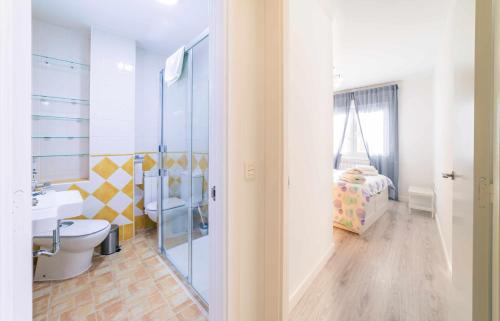 Habitación con baño con lavabo y aseo. en Babieca Casa con Garaje, en Zamora