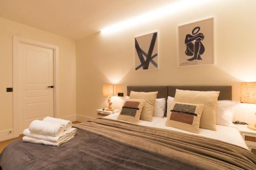 Un dormitorio con una cama grande con almohadas. en Arriaga, en Bilbao