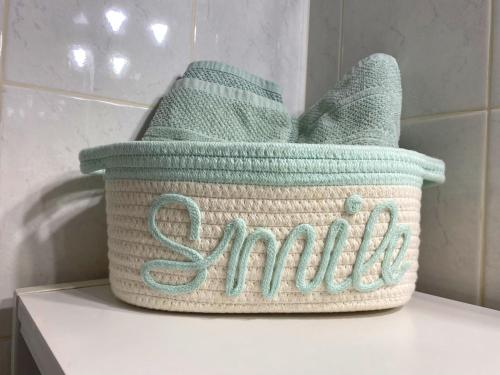 une corbeille assise au-dessus d'une étagère dans une salle de bains dans l'établissement Coquet logement front de mer, à Cagnes-sur-Mer