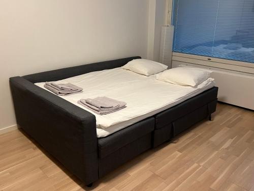 uma cama com duas toalhas num quarto em Modern 45m^2 Ullanlinna apartment em Helsinque