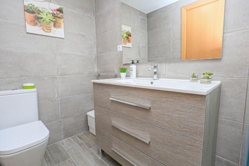 uma casa de banho com um lavatório e um WC em Cambrils Park B 2 B ONLY FAMILIES em Cambrils