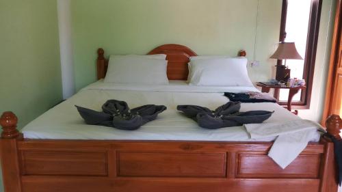 Łóżko lub łóżka w pokoju w obiekcie LANTA LUCKY HOUSE