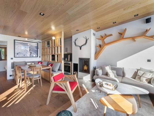 Fotografia z galérie ubytovania Triplex de charme avec cheminée, balcon et parking à Courchevel Chenus, proche des pistes - FR-1-564-90 v destinácii Courchevel