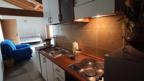 a small kitchen with a sink and a stove at Mulino Delle Valli in Cerea