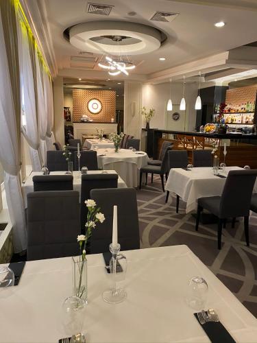 ルミアにあるHotel Falkoのテーブルと椅子のあるダイニングルームとレストラン