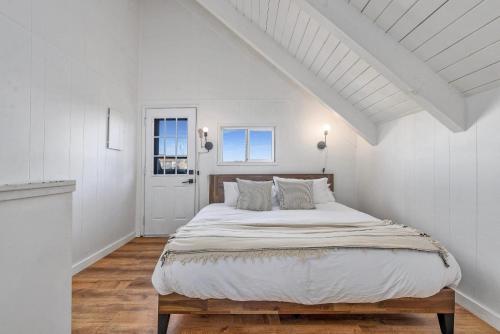 um quarto branco com uma cama grande num quarto em Tidal House 5 em Ocean Shores