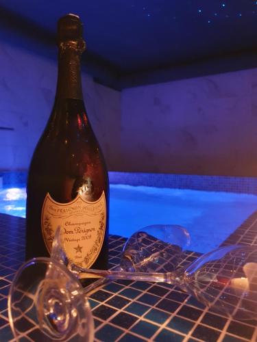 バニャ・ルカにあるWellness&Spa Hotel Astoryaのグラス付きテーブルに座るワイン1本