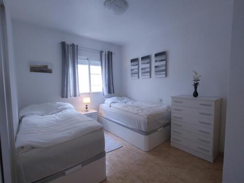 Posteľ alebo postele v izbe v ubytovaní 2 Bedroom Apartment Torrevieja 100 m to Playa De Los Locos ,Pool