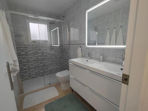 Kúpeľňa v ubytovaní 2 Bedroom Apartment Torrevieja 100 m to Playa De Los Locos ,Pool