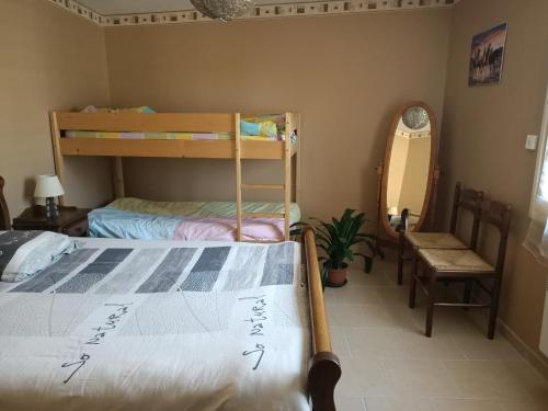 - une chambre avec des lits superposés et une chaise dans l'établissement Serge et annick, à Cérans-Foulletourte