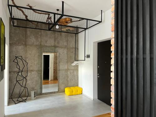 泰爾諾皮歐的住宿－Smolynja stail，一间设有篮球架和黄色凳子的房间