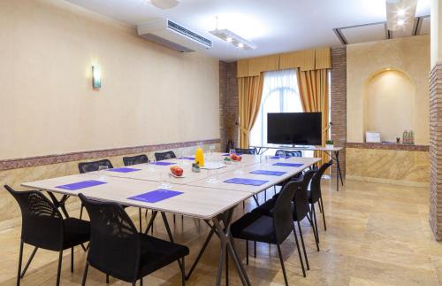 a large conference room with a large table and chairs at Hotel Macià Alfaros in Córdoba