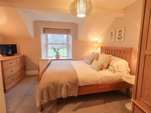 a bedroom with a large bed and a window at Honeywood House in Grasmere