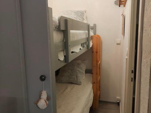 - un petit lit superposé dans une petite chambre dans l'établissement Charmant studio cabine 4 personnes, 2 étoiles, centre de Valloire, proche commerces et télécabine - FR-1-263-42, à Valloire