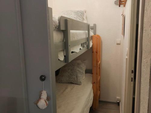 a small bunk bed in a small room at Studio Valloire, 1 pièce, 4 personnes - FR-1-263-42 in Valloire