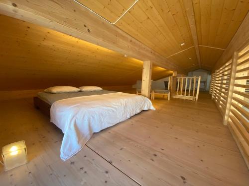 a bedroom with a bed in a wooden room at Horizon 4 in Schwarzsee