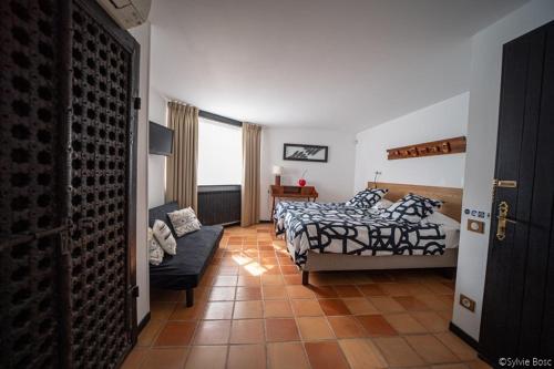 - une chambre avec 2 lits et un canapé dans l'établissement Château de Longcol, à La Fouillade